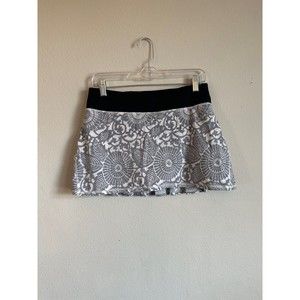 Pace Setter Skirt Beachy Floral fossil white size 6. Tag has been removed.